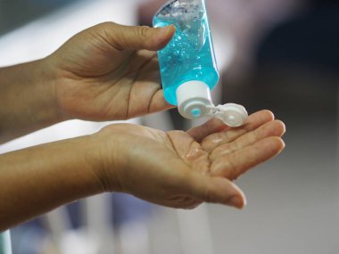 Parmağına jöle sıkan kadınlar yüzde 70 jelatin ve jel karışımı Corona virüsünü korumak için, covid19, el dezenfektanı