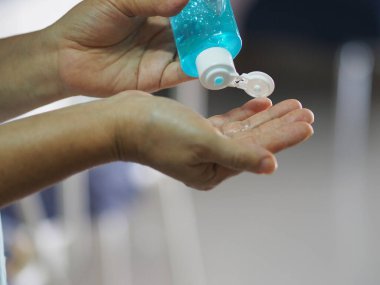 Parmağına jöle sıkan kadınlar yüzde 70 jelatin ve jel karışımı Corona virüsünü korumak için, covid19, el dezenfektanı