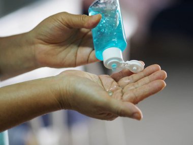 Parmağına jöle sıkan kadınlar yüzde 70 jelatin ve jel karışımı Corona virüsünü korumak için, covid19, el dezenfektanı