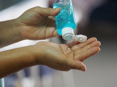 Parmağına jöle sıkan kadınlar yüzde 70 jelatin ve jel karışımı Corona virüsünü korumak için, covid19, el dezenfektanı