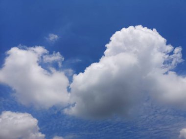 Mavi gökyüzünde Altostratus beyaz bulutları doğal arka plan güzel doğa ortamı