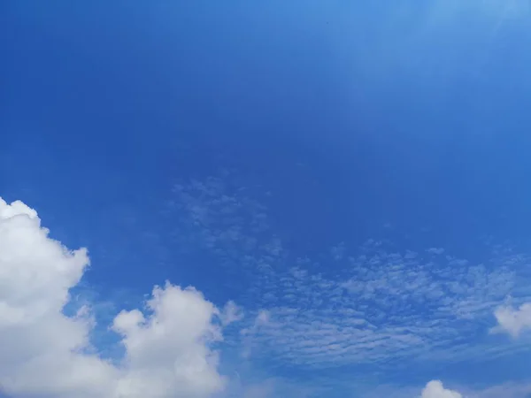 蓝天白云在自然背景下美丽的自然环境 — 图库照片