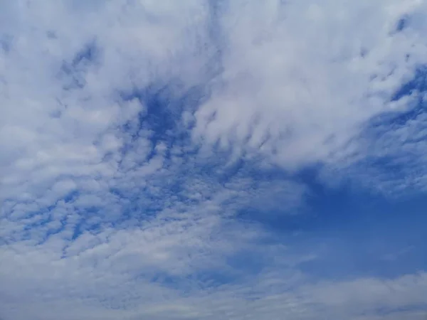 Mavi Gökyüzünde Altostratus Beyaz Bulutları Doğal Arka Plan Güzel Doğa — Stok fotoğraf