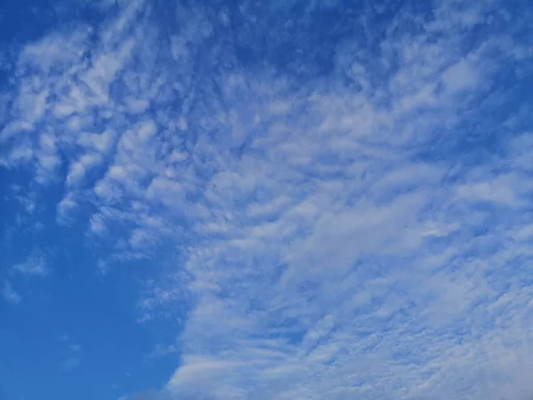 Altostratus Białe Chmury Błękitnym Niebie Naturalne Tło Piękne Środowisko Naturalne — Zdjęcie stockowe