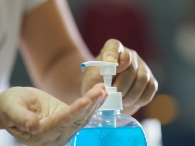 Kadınlar parmaklarıyla yüzde 70 alkollü jel ile elinin arkasında jelatin karışımı ile Corona virüsünü, covid19 'u ve el dezenfektanını korumak için duruyorlar.