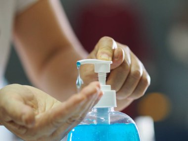 Kadınlar parmaklarıyla yüzde 70 alkollü jel ile elinin arkasında jelatin karışımı ile Corona virüsünü, covid19 'u ve el dezenfektanını korumak için duruyorlar.