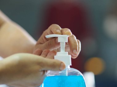 Kadınlar parmaklarıyla yüzde 70 alkollü jel ile elinin arkasında jelatin karışımı ile Corona virüsünü, covid19 'u ve el dezenfektanını korumak için duruyorlar.