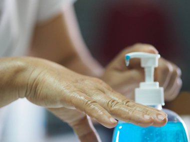 Kadınlar, ellerinde yüzde 70 'lik jelatin ile jel alkolünü ovmak için parmaklarıyla duruyorlar. Mikropların Corona virüsünü, covid19' u, el dezenfektanını, el dezenfektanını korumasını engellemek için.