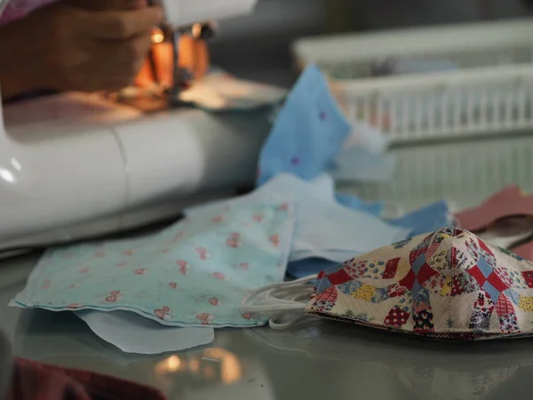 女用缝纫机缝制工作面医疗面罩 防尘Pm Coronavirus Epidemic Virus Covid 19在家自制Diy — 图库照片