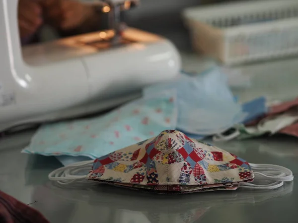 女用缝纫机缝制工作面医疗面罩 防尘Pm Coronavirus Epidemic Virus Covid 19在家自制Diy — 图库照片