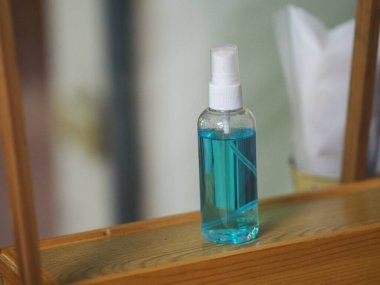 Alkolün% 70 'i temiz plastik şişe spreyi, beyaz arka plandaki el temizleyicisi mikropların bulaşıcı Corona virüsünü ve covid-19' u korumasını önlemek için temiz yıkama.