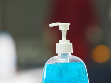 El dezenfektanı, jelatinle saf plastik şişeyi karıştırıp pompalamak mikropların bulaşıcı Corona virüsünü korumasını engellemek için kirli çamaşır yıkamak.
