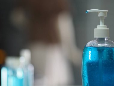 El dezenfektanı, jelatinle saf plastik şişeyi karıştırıp pompalamak mikropların bulaşıcı Corona virüsünü korumasını engellemek için kirli çamaşır yıkamak.