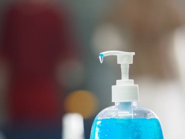 El dezenfektanı, jelatinle saf plastik şişeyi karıştırıp pompalamak mikropların bulaşıcı Corona virüsünü korumasını engellemek için kirli çamaşır yıkamak.