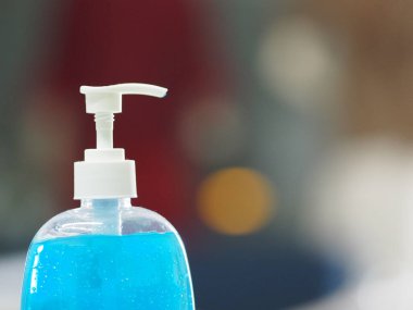 El dezenfektanı, jelatinle saf plastik şişeyi karıştırıp pompalamak mikropların bulaşıcı Corona virüsünü korumasını engellemek için kirli çamaşır yıkamak.
