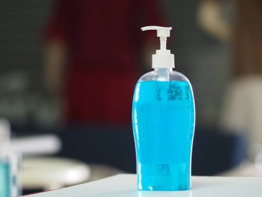 El dezenfektanı, jelatinle saf plastik şişeyi karıştırıp pompalamak mikropların bulaşıcı Corona virüsünü korumasını engellemek için kirli çamaşır yıkamak.