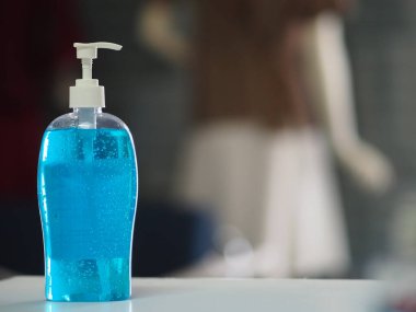 El dezenfektanı, jelatinle saf plastik şişeyi karıştırıp pompalamak mikropların bulaşıcı Corona virüsünü korumasını engellemek için kirli çamaşır yıkamak.