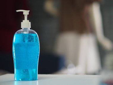 El dezenfektanı, jelatinle saf plastik şişeyi karıştırıp pompalamak mikropların bulaşıcı Corona virüsünü korumasını engellemek için kirli çamaşır yıkamak.