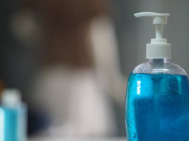 El dezenfektanı, jelatinle saf plastik şişeyi karıştırıp pompalamak mikropların bulaşıcı Corona virüsünü korumasını engellemek için kirli çamaşır yıkamak.