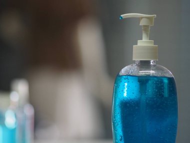 El dezenfektanı, jelatinle saf plastik şişeyi karıştırıp pompalamak mikropların bulaşıcı Corona virüsünü korumasını engellemek için kirli çamaşır yıkamak.