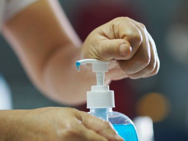 Jel eline dökülüyor, jel sıkan kadınlar el jeli alkolik yüzde 70 jelatin karışımı ile Corona virüsünü önlüyor, covid19, el dezenfektanı