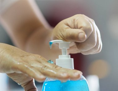 Jel eline dökülüyor, jel sıkan kadınlar el jeli alkolik yüzde 70 jelatin karışımı ile Corona virüsünü önlüyor, covid19, el dezenfektanı