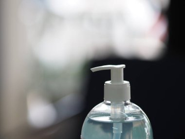 El dezenfektanı, jelatinle saf plastik şişeyi karıştırıp pompalamak mikropların bulaşıcı Corona virüsünü korumasını engellemek için kirli çamaşır yıkamak.