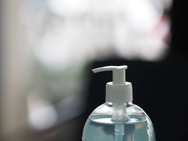 手部清洁剂 凝胶酒精混合物与明胶在透明的塑料瓶中 泵推洗干净污垢 防止细菌感染 保护感染科罗纳病毒 Covid — 图库照片