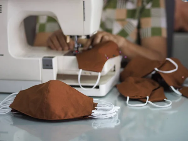 Mujer Utilizar Máquina Coser Para Coser Cara Máscara Médica Protección — Foto de Stock