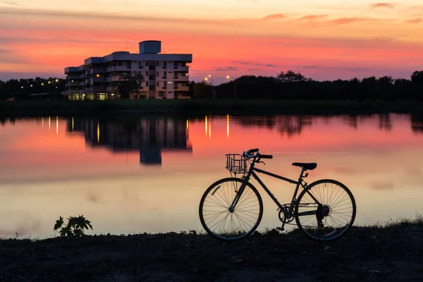 Silhueta Hipster Vintage Bicicleta Com Belo Céu Sol Ver Conceitos — Fotografia de Stock