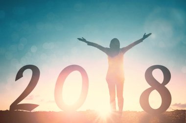 Adam kaldırdı elleriyle silüeti üzerinde bulanıklık kavramı din, ibadet, dua ve övgü için çapraz.