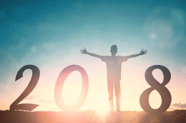 Adamın büyüttü eller üzerinde silüeti bulanıklık doğa ve din, ibadet, dua ve övgü için 2018 metin konsepti.