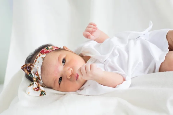 かわいい幼児ベビー ホワイト バック グラウンド概念女児 目のアップルの国際デーにベッドで寝ている 週間キリスト教の洗礼の生まれたばかりの赤ちゃん — ストック写真