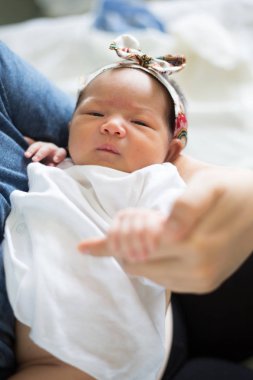 Sevimli bebek bebek beyaz arka plan kavramı Uluslararası günü kız çocuğunun gözbebeği ile yatakta uyuyan iki hafta Hıristiyan vaftiz yeni doğan bebek