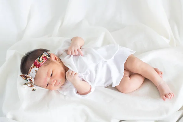かわいい幼児ベビー ホワイト バック グラウンド概念女児 目のアップルの国際デーにベッドで寝ている 週間キリスト教の洗礼の生まれたばかりの赤ちゃん — ストック写真