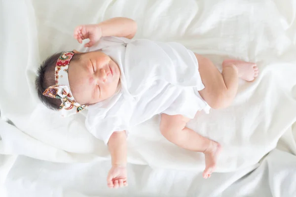 Bebê Infantil Bonito Duas Semanas Dormindo Cama Com Conceito Fundo — Fotografia de Stock