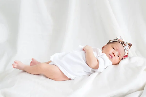 Bebê Infantil Bonito Duas Semanas Dormindo Cama Com Conceito Fundo — Fotografia de Stock