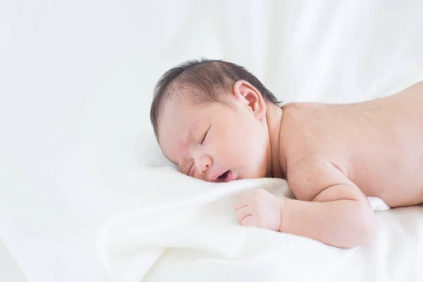 Bebê Infantil Bonito Duas Semanas Dormindo Cama Com Conceito Fundo — Fotografia de Stock