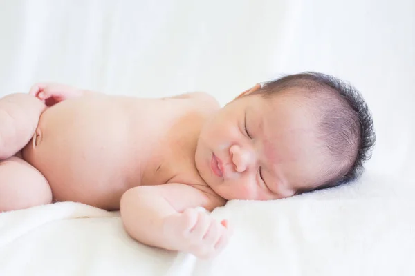 Bebê Infantil Bonito Duas Semanas Dormindo Cama Com Conceito Fundo — Fotografia de Stock