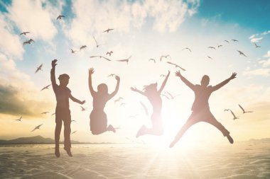 Adamın büyüttü eller üzerinde silüeti bulanıklık doğa ve din, ibadet, dua ve övgü için 2018 metin konsepti.