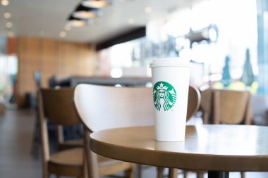 Hatyai, Tayland-Ağustos 05: Starbucks sıcak içecek kahve tablo üzerinde 05 Ağustos 2017 Merkez Festivali, Hatyai, Tayland.