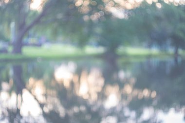 Bulanık, yeşil egzersiz parkı ilkbahar arka plan konsepti. Bulanık, güzel doğa alanı, ufuk, sonbahar çayır sahnesi, yaz aylarında ekolojik çevre günü..