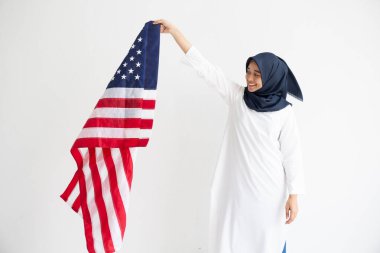 Genç Müslüman kadınlar, Amerikan bayrağını beyaz arka plan kavramının üzerinde tutan öğrenci burslarını değiştiriyor.