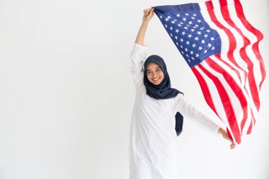 Genç Müslüman kadınlar, Amerikan bayrağını beyaz arka plan kavramının üzerinde tutan öğrenci burslarını değiştiriyor.