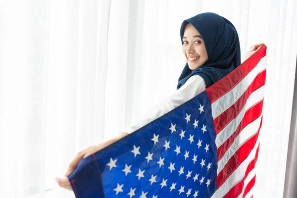 Young Muslim Women Exchange Students Scholarship Wear Holding America Flag — Stock Photo, Image