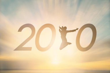 Siluet Mutlu Özgürlük Seyahati kadın günbatımı dağ konseptine atlıyor güneş ışığı için barış, insanlar Noel arifesi ve yeni yıla başlıyor ertesi gün Ocak 2020, sağlık duyuruları kişi, doğa parkı.