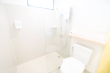 Soyut, bulanık banyo arka planı. Otel kaplıcaları için pencere pervazı odaklı ürün gösterimi için boş beyaz mermer döşeme. Lüks ev tuvaleti.