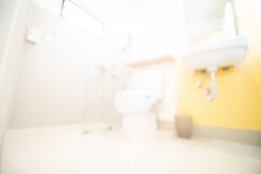 Soyut, bulanık banyo arka planı. Otel kaplıcaları için pencere pervazı odaklı ürün gösterimi için boş beyaz mermer döşeme. Lüks ev tuvaleti.
