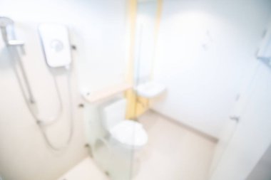 Soyut, bulanık banyo arka planı. Otel kaplıcaları için pencere pervazı odaklı ürün gösterimi için boş beyaz mermer döşeme. Lüks ev tuvaleti.