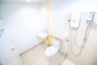 Soyut, bulanık banyo arka planı. Otel kaplıcaları için pencere pervazı odaklı ürün gösterimi için boş beyaz mermer döşeme. Lüks ev tuvaleti.